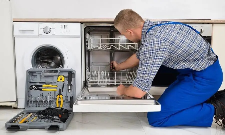 Arifiye Warmhaus servisi teknisyen ekibi beyaz eşya tamiri yaparken